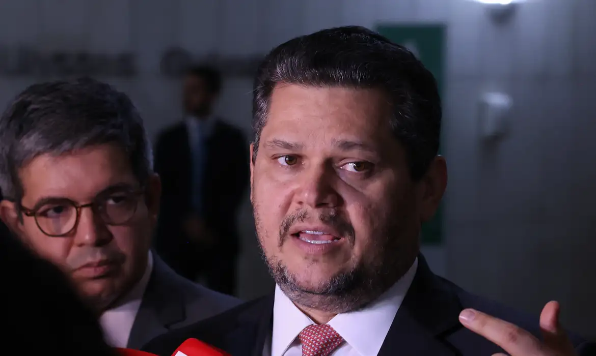 O presidente do Senado, Davi Alcolumbre (União-AP), mantém a PEC 221 de 2019 em sua mesa, sem despachá-la para a Comissão de Constituição e Justiça (CCJ)