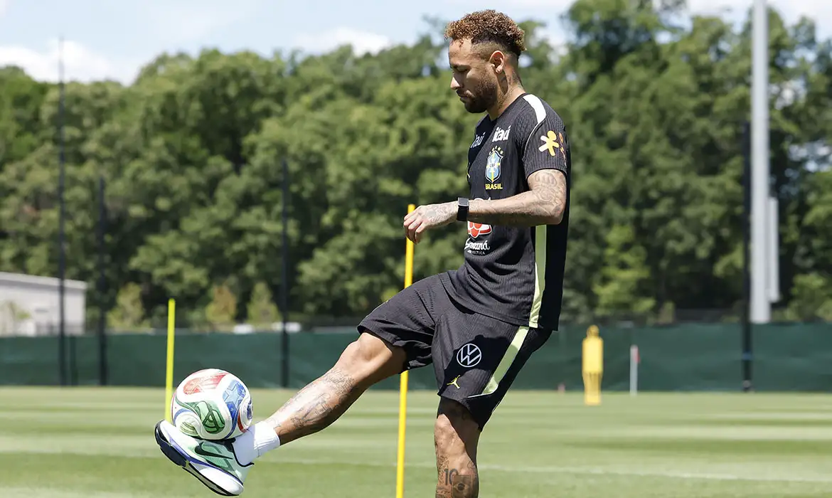  Retorno do atacante Neymar aos treinos com o grupo