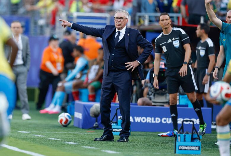 Carlo Ancelotti dá instruções à Seleção Brasileira durante o empate por 1 a 1 com o Marrocos, pela estreia da Copa do Mundo