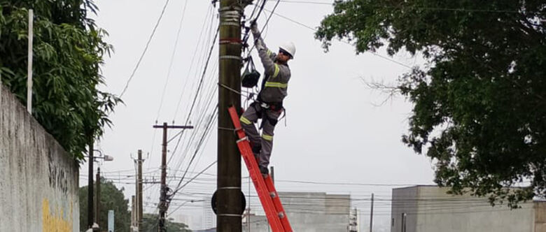 Retirada de fios soltos teve início em Suzano após queixa de moradores