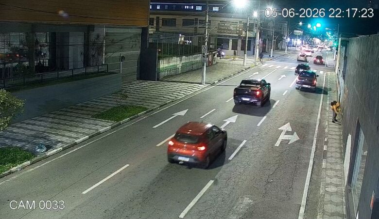 Câmeras de monitoramento do programa Smart Mogi flagraram, na noite desta sexta-feira (05) dois rapazes realizando pichações na rua Olegário Paiva, no Shangai
