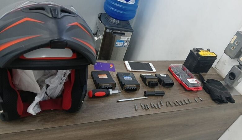 Foram encontrados quatro módulos de motocicleta e uma bateria