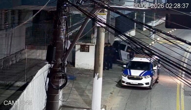 Na noite deste domingo (21/06), a Guarda Civil Municipal localizou um homem em atitude suspeita na estrada de acesso ao Pico do Urubu