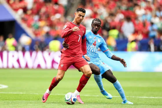 Axel Tuanzebe, do Congo, desafia Cristiano Ronaldo, de Portugal, durante a partida do Grupo K na quarta-feira