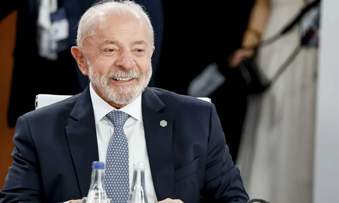 O presidente Luiz Inácio Lula da Silva defendeu nesta quarta-feira (17) que o presidente dos Estados Unidos, Donald Trump, não interfira nas eleições brasileiras e respeite o país.
