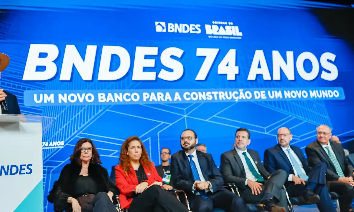 Presidente destaca gestão e anuncia R$ 140 bilhões para indústria