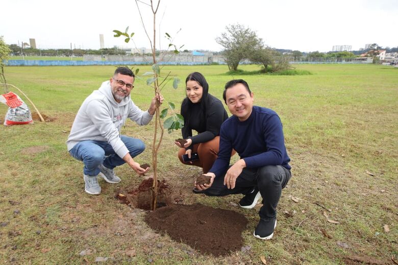 No Mês do Meio Ambiente, OAB Suzano planta 50 árvores no Parque Max Feffer
