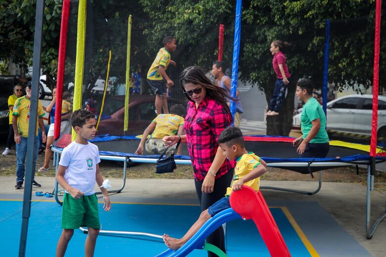 Projeto da Secretaria de Esporte e Lazer levou atividades recreativas gratuitas para crianças e moradores do bairro