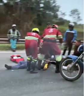 Casal cai de moto e fica ferido na Rodovia Presidente Dutra em Santa Isabel