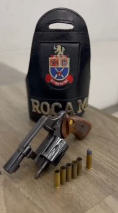 Policiais encontraram o revólver utilizado no crime, que continha cinco munições deflagradas e, após consulta, foi constatado que era produto de furto