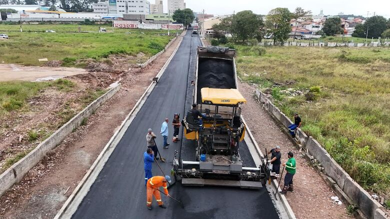 A Prefeitura de Suzano intensificou os serviços de pavimentação em 17 vias públicas do município