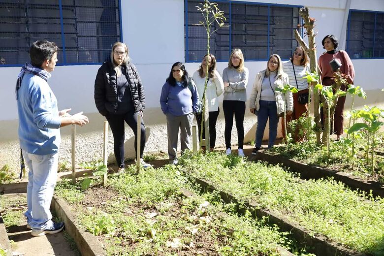 O objetivo do grupo era conhecer o funcionamento do biodigestor da unidade e acompanhar os trabalhos de plantio, colheita, reciclagem e compostagem realizados com a participação dos estudantes.