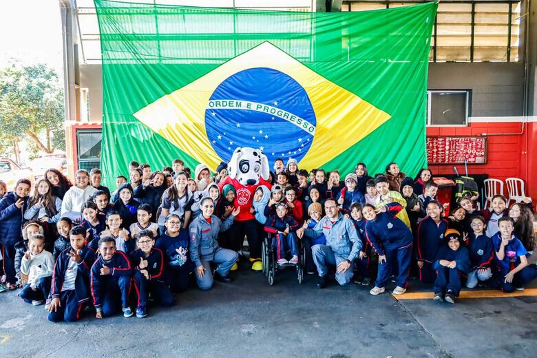 Cerimônia marca formatura de 187 alunos no programa 'Bombeiro na Escola'