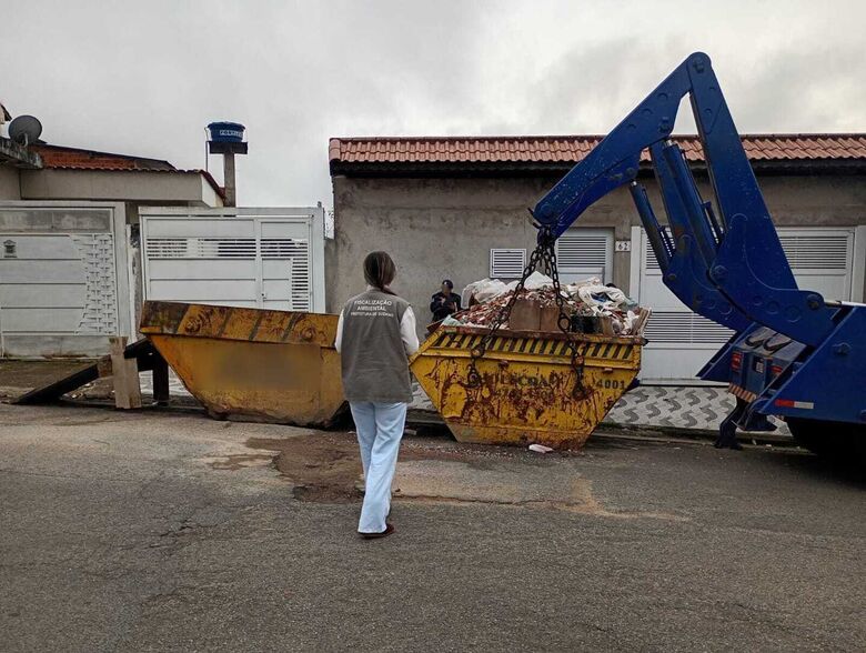 A caçamba foi recolhida e encaminhada ao Pátio Municipal, no Jardim Casa Branca.