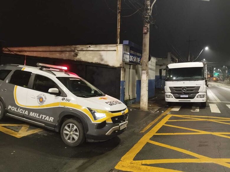 O homem permaneceu preso à disposição da Justiça e o caminhão foi apreendido para ser devolvido ao proprietário.