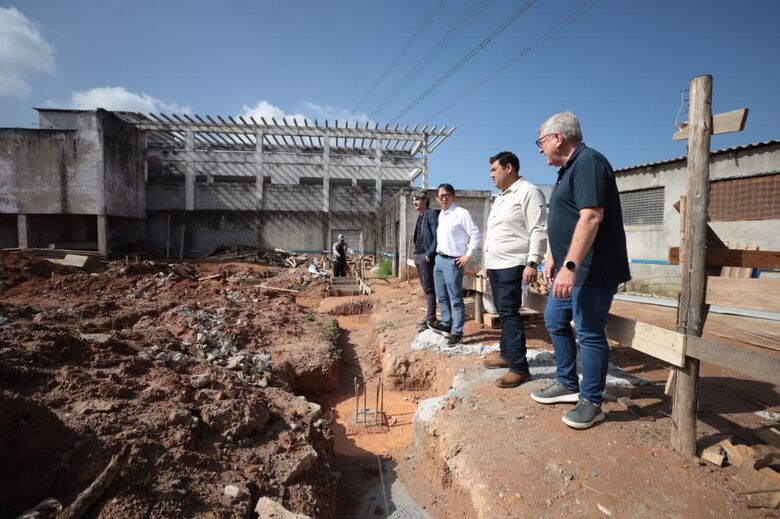 andamento dos trabalhos foi apresentado pelo prefeito Pedro Ishi a vereadores