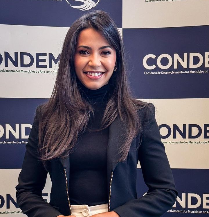 Clau Camargo é advogada, autora e primeira-dama do município de Arujá