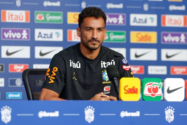 Danilo durante entrevista coletiva pela Seleção Brasileira em Nova Jersey