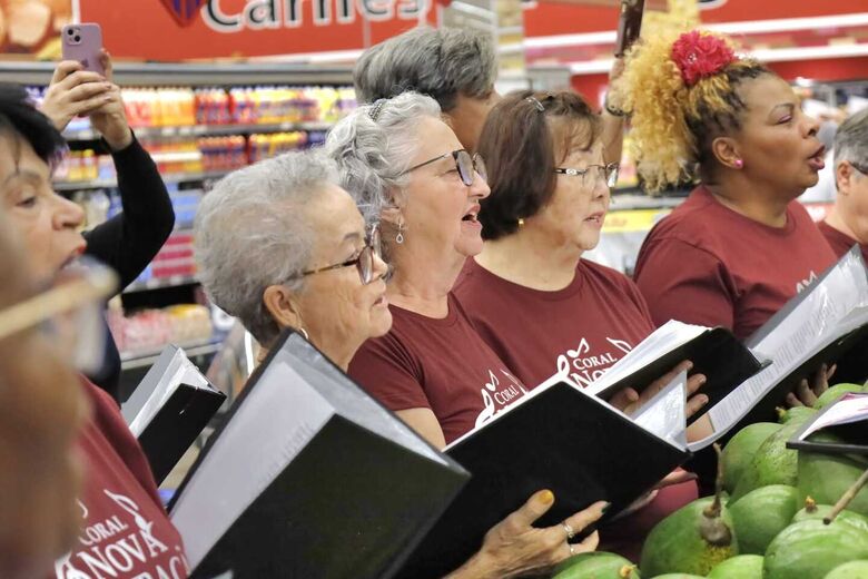 Coral do CCMI encanta com apresentação de Dia dos Namorados em supermercado