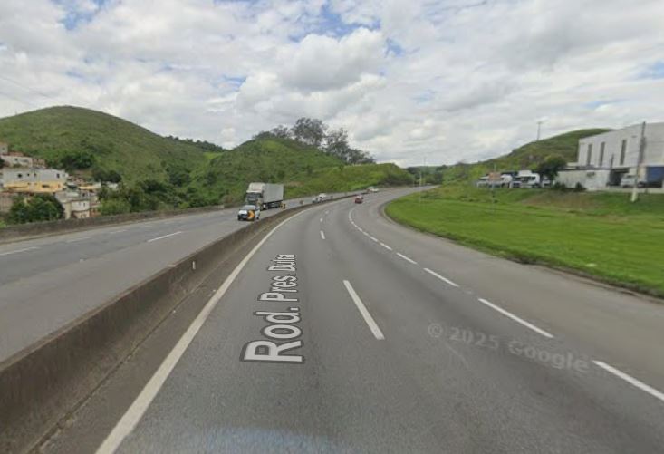 Acidente entre dois carros e uma moto deixa três feridos na Dutra em Arujá