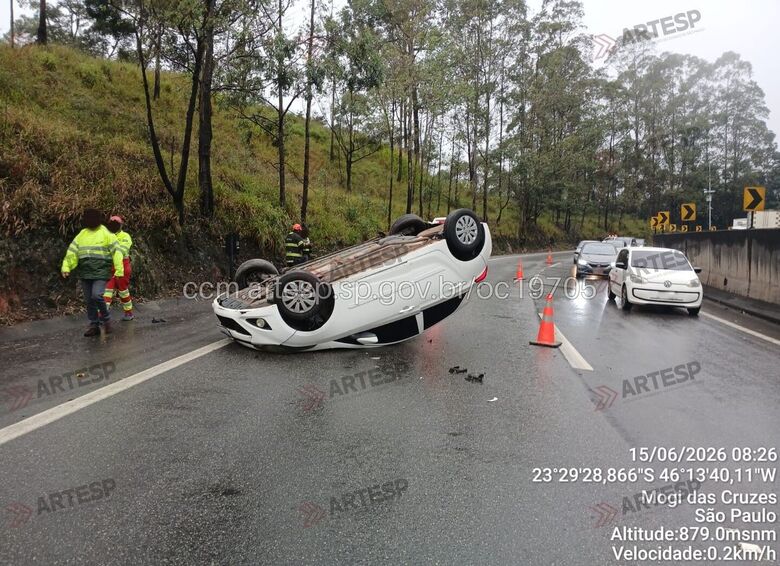 Carro capota e causa cerca de 2km de congestionamento na Mogi-Dutra
