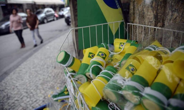 Figurinhas, álbum da Copa, enfeites, camisetas e chuteira estão entre itens mais procurados 