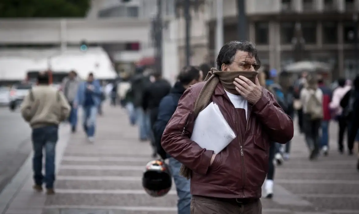 O frio se espalhou pelo estado de São Paulo na madrugada desta quinta-feira (18) com temperaturas chegando a menos de 5 graus Celsius (°C) em várias cidades.