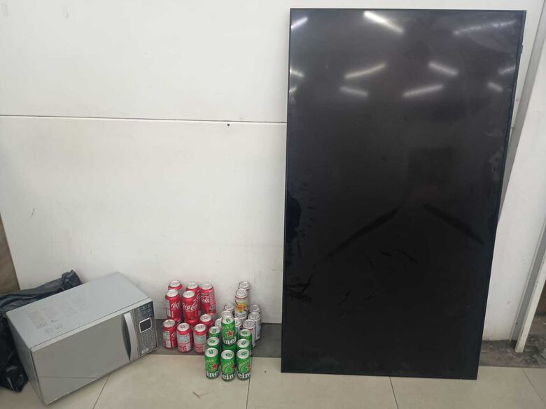 Homem é preso após furtar bebidas, micro-ondas e televisão de comércio em Mogi 