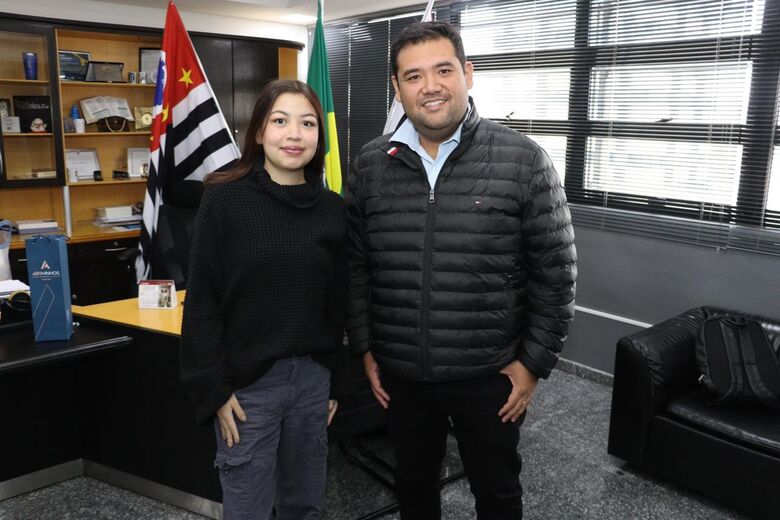 O prefeito Pedro Ishi recebeu a suzanense Maria Luiza La Salvia Pereira, conhecida como Malu La Salvia, uma adolescente que produz conteúdo esportivo voltado ao futebol de base na internet