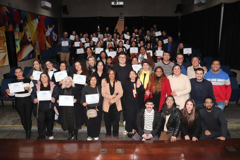cerimônia de formatura de 56 servidores municipais que concluíram o curso básico de Língua Brasileira de Sinais (Libras), promovido pela Secretaria de Comunicação Pública