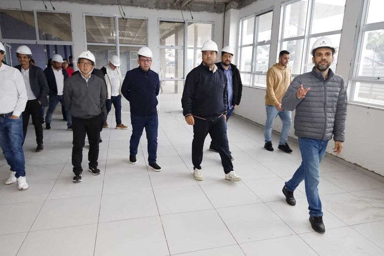 A agenda contou com a participação de vereadores e teve como objetivo apresentar o andamento de uma das maiores obras da história de Suzano