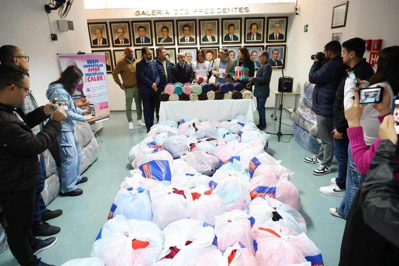 Câmara de Mogi doa 1.151 cobertores para a Campanha do Agasalho 2026