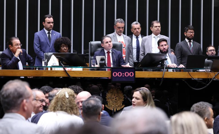 CÂMARA DOS DEPUTADOS Aprovou o fim da escola 6x1. Decisão repercute entre sindicatos
