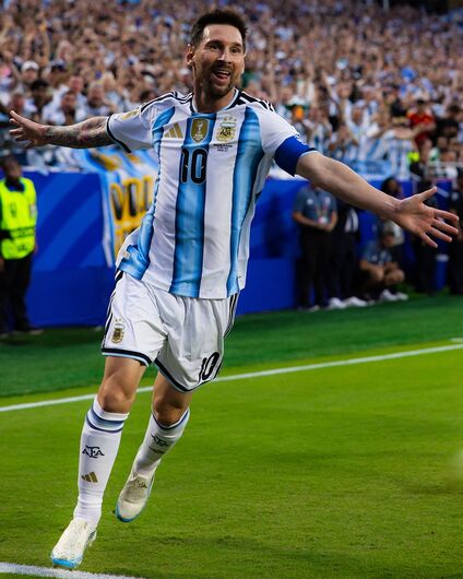 Messi vira maior artilheiro das copas e lidera Argentina em estreia