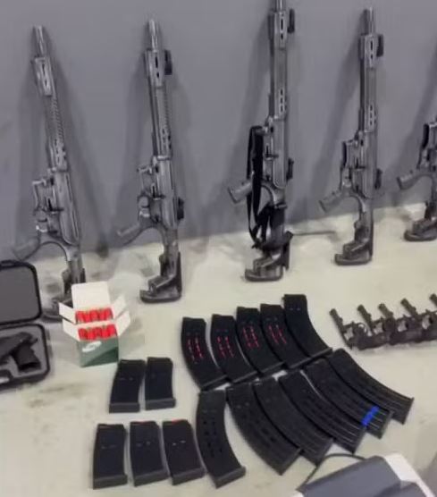 Operação encontra esconderijo com dois carros-fortes, armas e drogas em Arujá