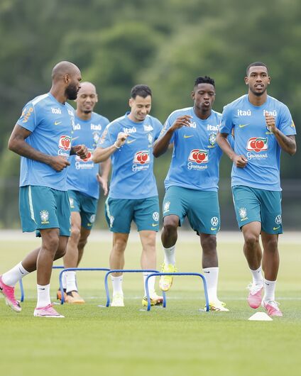 Com dúvida na direita, Brasil encerra preparação para encarar Escócia