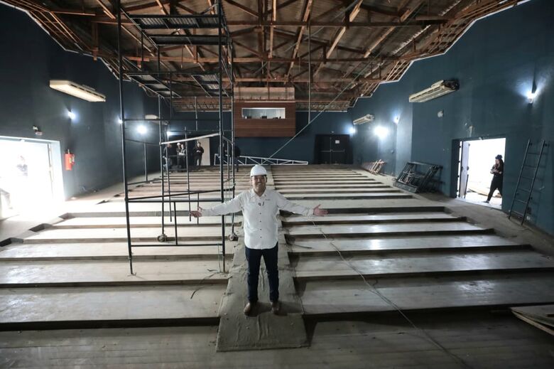 Prefeito anuncia modernização do Teatro Municipal Dr. Armando de Ré