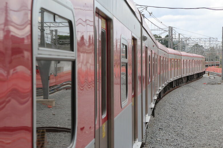A Companhia Paulista de Trens Metropolitanos é uma operadora de transporte ferroviário de passageiros, com 1,2 milhão de passageiros transportados por dia útil