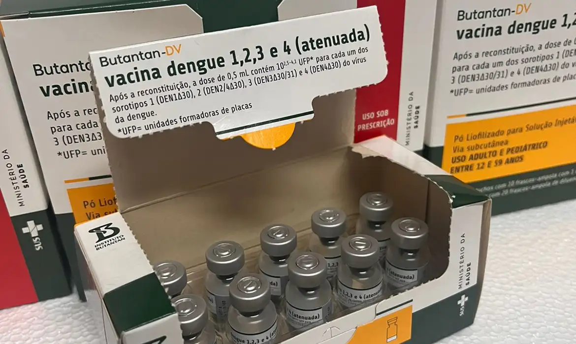 O Ministério da Saúde anunciou, nesta segunda-feira (8), a suspensão temporária da imunização contra a dengue no país com a vacina desenvolvida pelo Instituto Butantan.