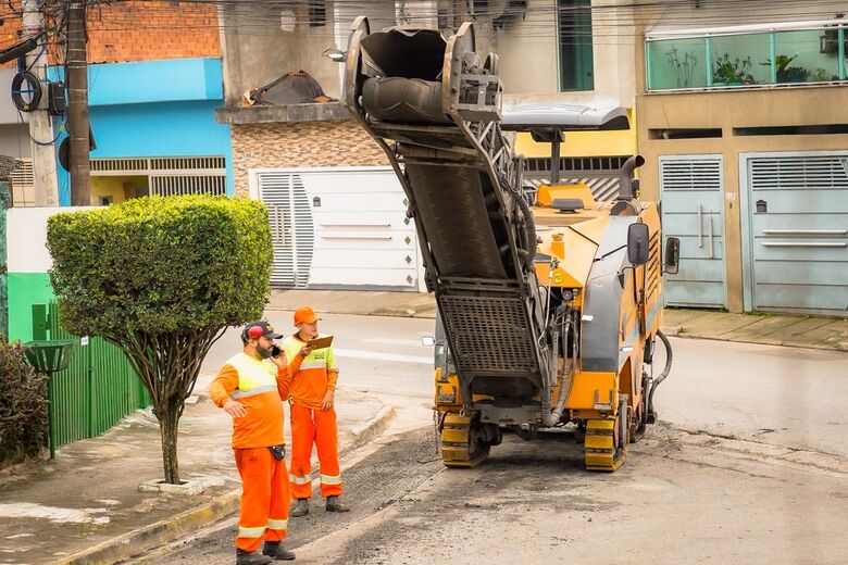 Bairro recebe melhorias com troca de sarjetas, recuperação de calçadas e nova pavimentação
