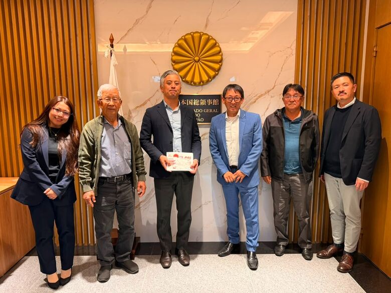Presidente da Câmara entrega convite para sessão solene da Imigração Japonesa