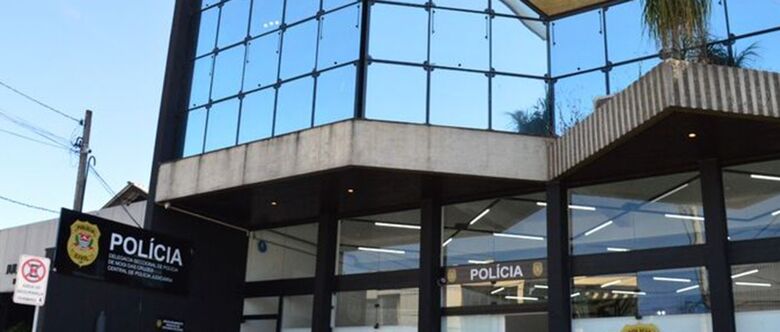 A vítima foi encontrada com lesões aparente no rosto e recebeu atendimento médico antes de ser encaminhada à Central de Flagrantes
