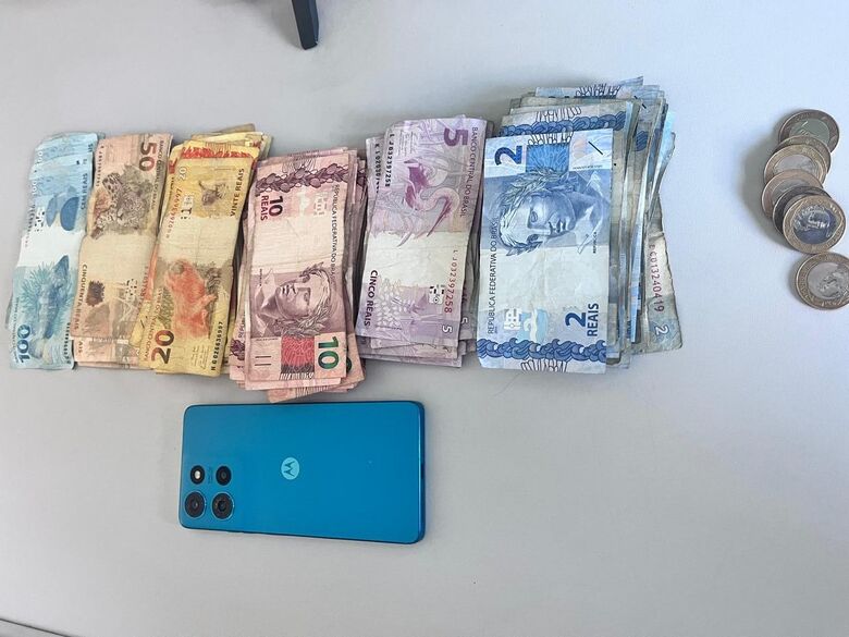 Polícia apreendeu R$ 3.379,00 em dinheiro e um aparelho celular