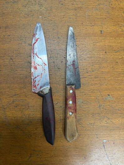 Policiais encontraram o indivíduo segurando uma faca em cada mão em via pública
