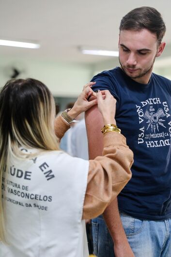 Os participantes têm a oportunidade de atualizar a carteira de vacinação conforme as orientações do calendário vacinal vigente