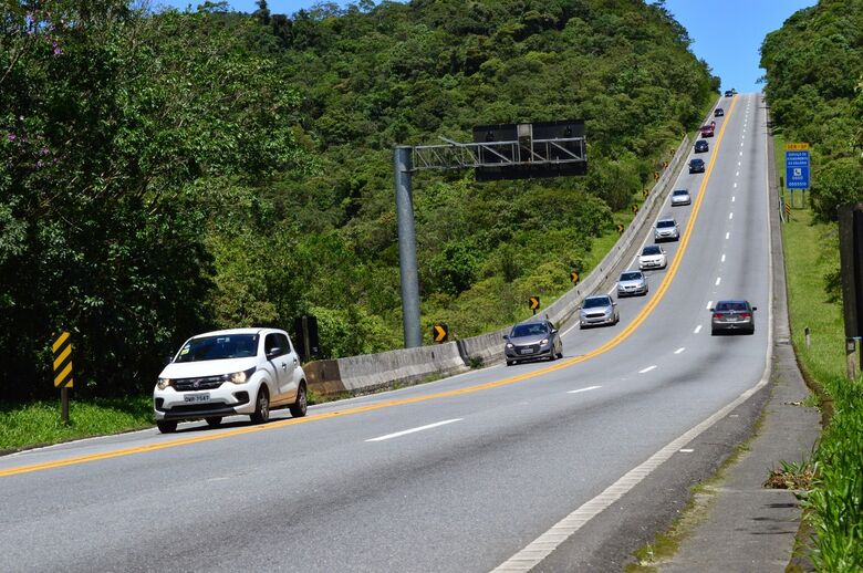 Fim do feriado de Corpus Christi tem fluxo normal de veículos na Mogi-Bertioga