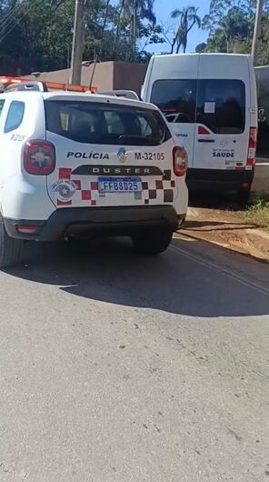 Ao notar a presença da equipe, o suspeito tentou fugir para se esconder em uma propriedade às margens da estrada, mas foi logo abordado e preso pelos policiais