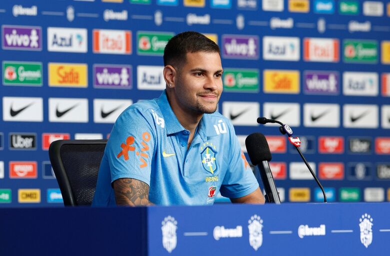 Bruno Guimarães durante entrevista coletiva pela Seleção Brasileira em Nova Jersey