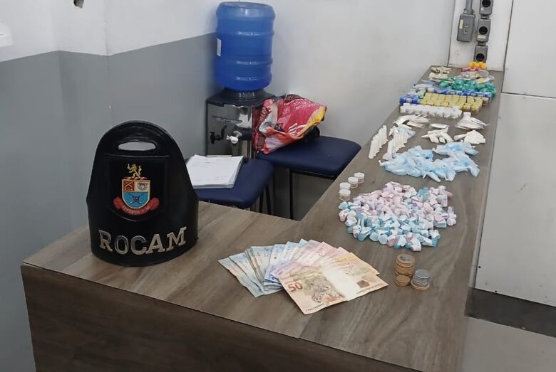 Foram apreendidas uma sacola com 649,4  gramas de maconha, 176,5 g de cocaína, 140,3 g de crack, oito unidades de lança-perfume e R$ 212,55 em notas e moedas
