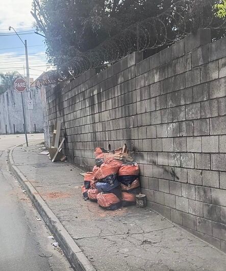A Guarda Civil Municipal de Ferraz autuou mais um infrator por descarte irregular de resíduos no bairro Jardim Barão